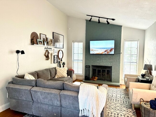 Building Photo - 1108 Quail Valley Ln Unit 221