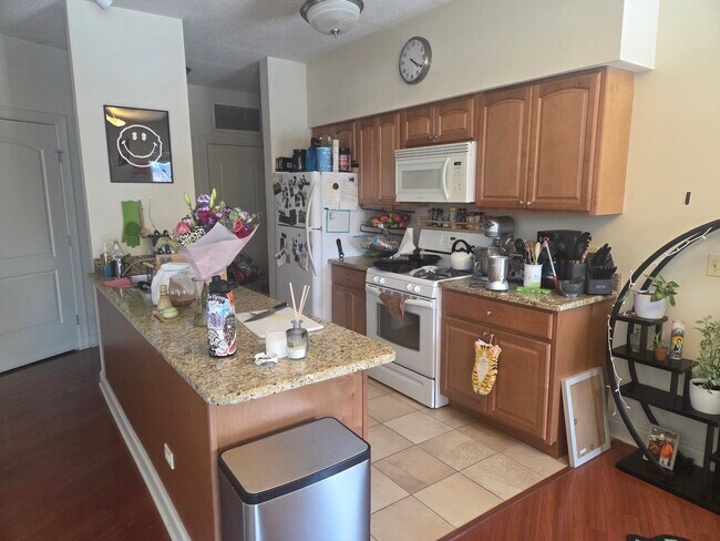 Building Photo - 2318 N Milwaukee Ave Unit 203 Rental