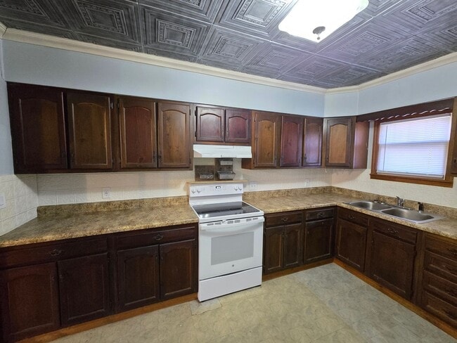 Building Photo - 2-bedroom Bungalow with Spacious Kitchen, ... Rental