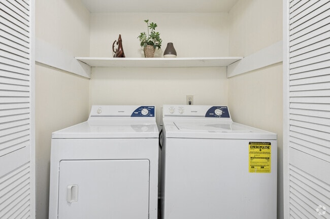 2BR, 2BA - 1,200SF - Laundry
