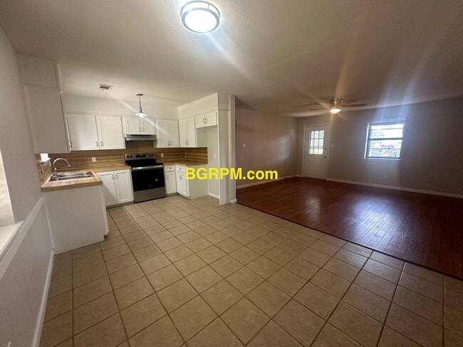 423 Honeysuckle Ln