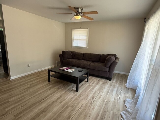 Photo - 828 Willow Pl