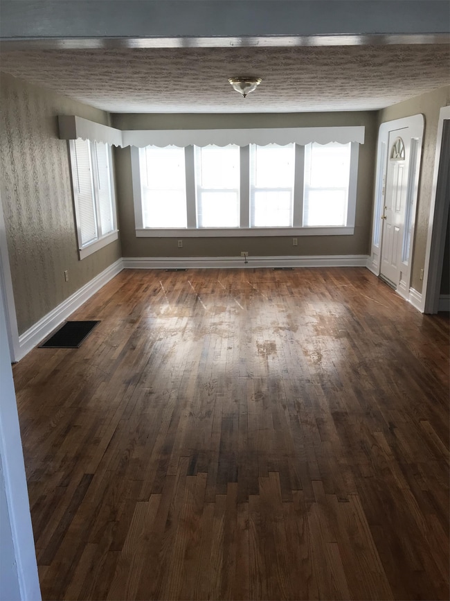 Photo - 831 Cecil St
