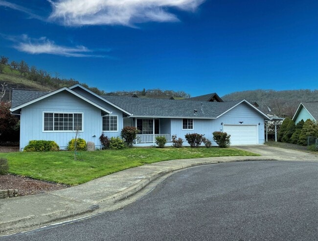 Building Photo - Large 2 Bedroom Hucrest Home!