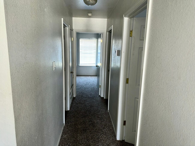 Photo - 402 Topeka Ct