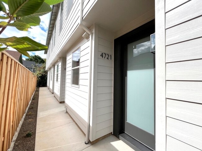 Building Photo - Stunning Townhome Unit with Laundry, A/C, Private Patio