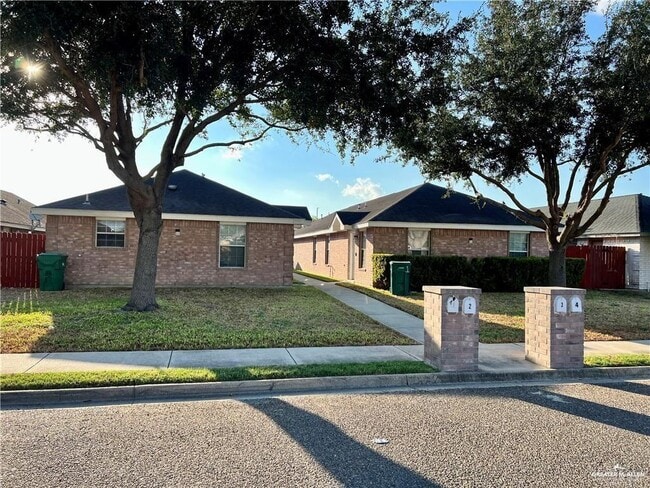Building Photo - 17 Erica Unit 2