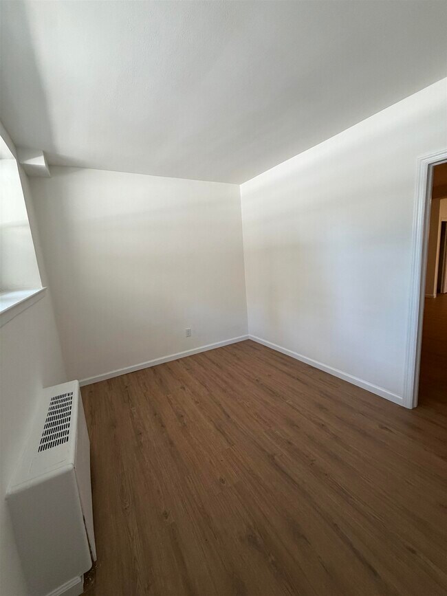 Photo - 70 W 32nd St
