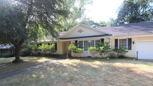 Building Photo - Beautiful 3 Bedroom 2 Bath with Large Back... Rental