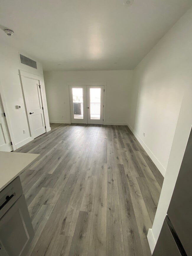 Living Room - 1704 W Lincoln St Unit 3B