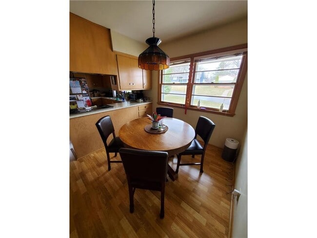 Photo - 2488 Chatsworth St N