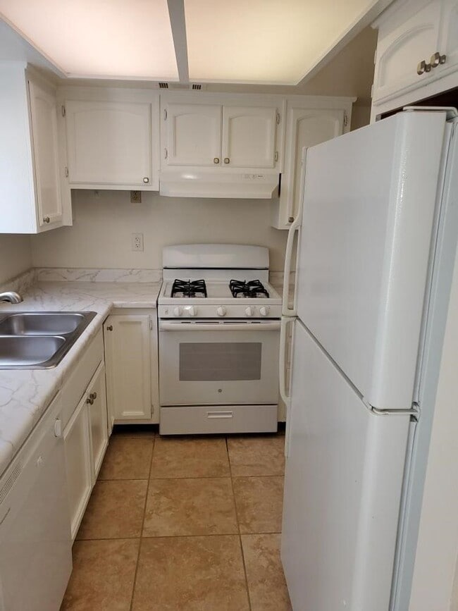 Photo - Clean 2 bed - 1 1/2 Bath 2 Story unit Ready to Move -In!!!