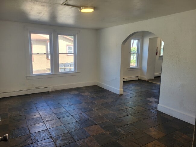 Building Photo - 21 New Walnut St Unit Apt #1 (1st Floor - Left - 1 bedroom)