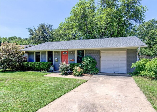 Photo - 807 Hill Wood Dr