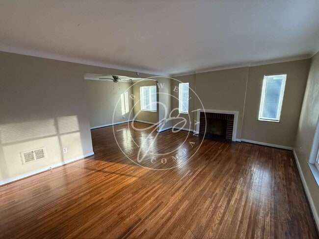 Photo - 2 bed duplex ready for you to call home! W...