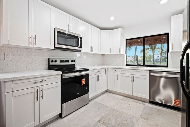 Building Photo - Stunning 4 Bed + Den | 3 Bath Waterfront Home – Miami, FL 33175