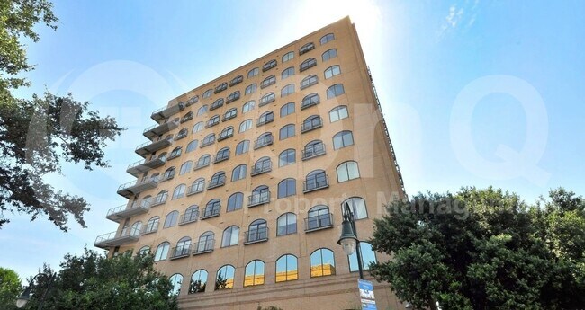 Building Photo - 507 Sabine St