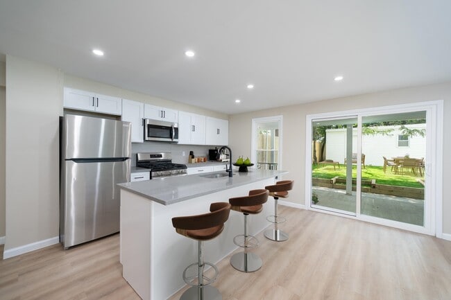 Building Photo - 171 VAN HORNE St Unit 1