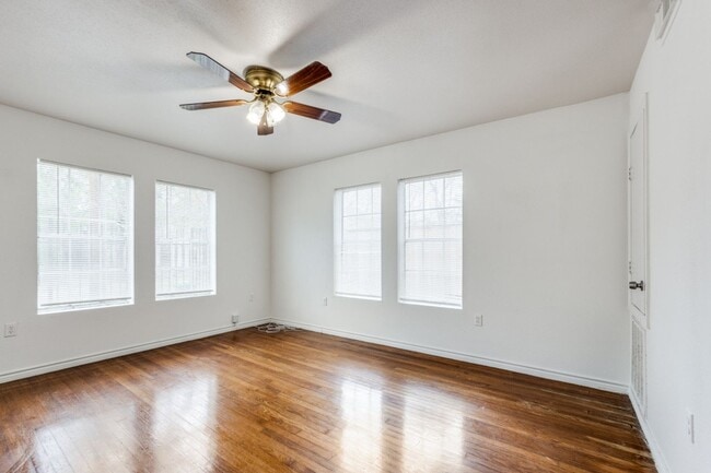 Photo - Discover Your Oasis in the Heart of Montrose! Unidad 3