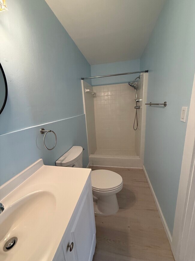 Building Photo - 1602 Drake Ave Rental