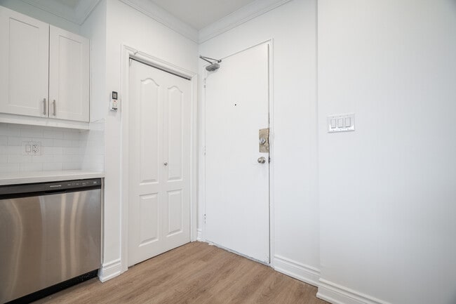 Building Photo - 112 St Joseph's Dr Unit 203