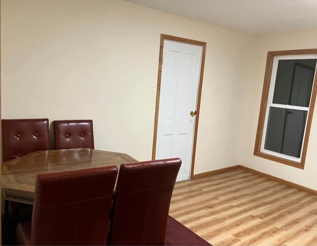 Building Photo - 306 E 4th St Unit 1/2 Rental
