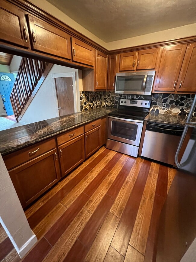 Building Photo - Delightful two story town home.
