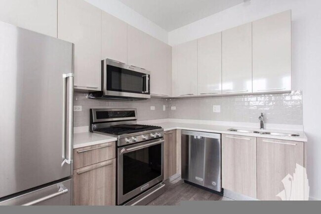 Photo - 3 bedroom in Chicago IL 60613 Unit 301