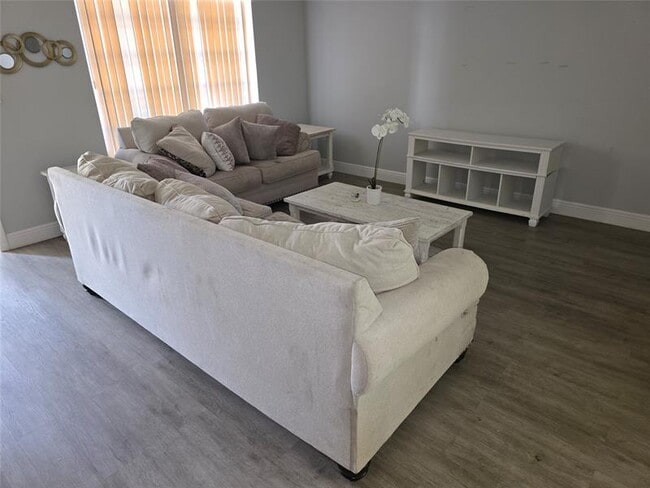 Photo - 1750 N Riverside Dr Unidad 5