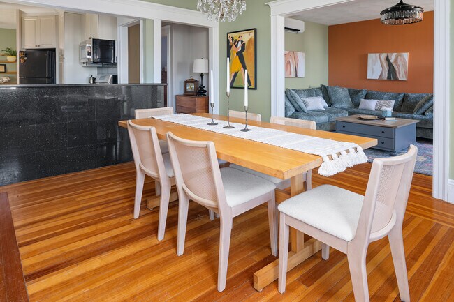 Photo - 8 Blackstone Blvd Unit Sunny & Spacious
