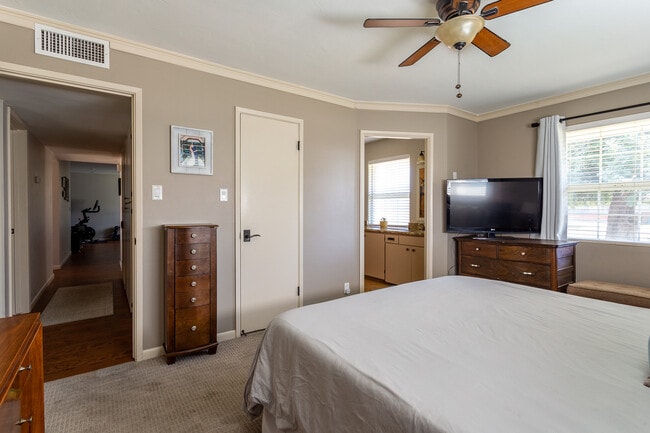 Master - 2040 W Cambridge Ave