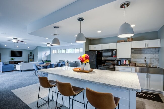 Lakeside Crossing at Eagle Creek Apartments and Townhomes