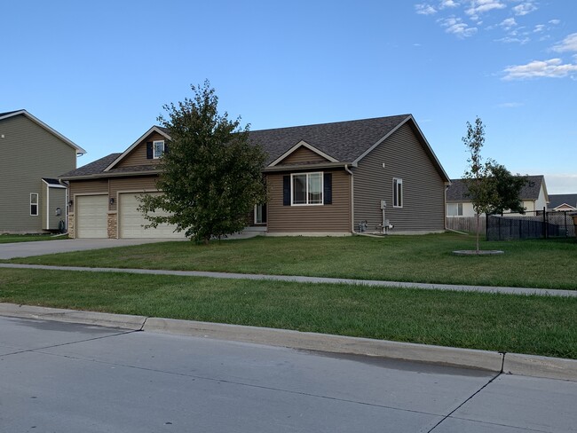 House Front - 2901 SE Stonegate Dr House