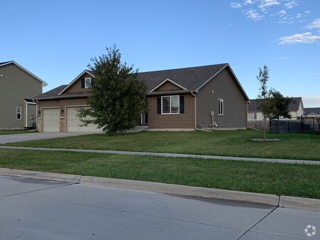 Building Photo - 2901 SE Stonegate Dr Rental