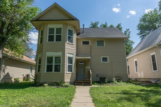 Building Photo - 5 Bedroom House Available!