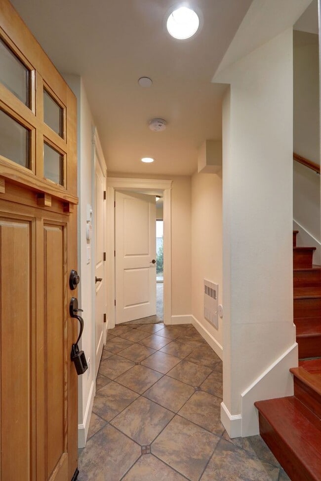 Photo - Grand 4 bedroom /2.5-bathroom Townhome w/ ...