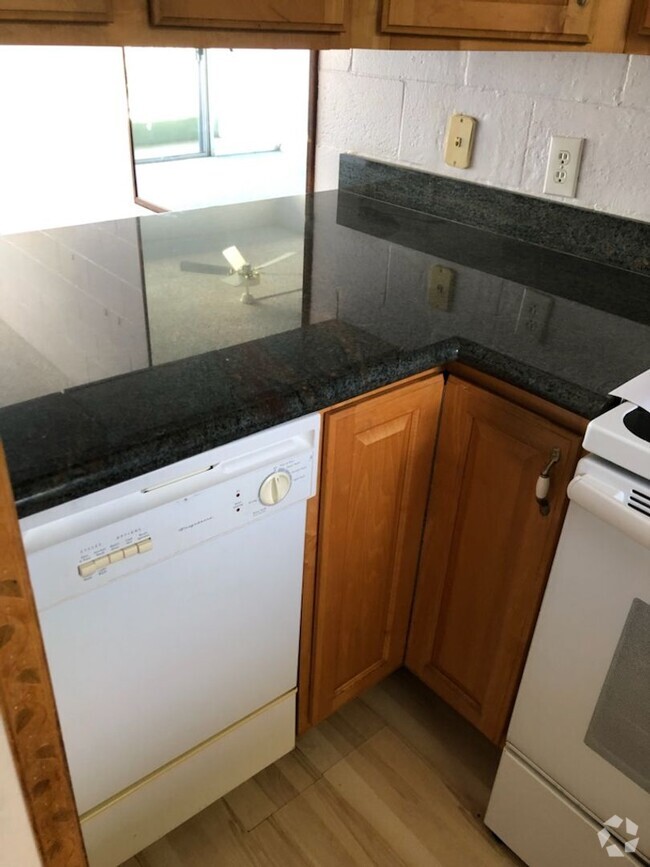 Building Photo - Puuone Towers 2 bedroom 1.5 bath with one ... Rental