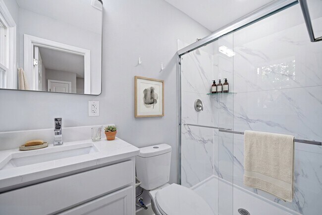 Photo - 553 Derrydowne Dr