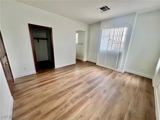 Building Photo - 1324 Sun Village Ave