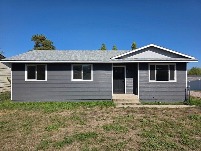 Building Photo - Perfectly remodeled 3BDR/1BA Single-level ...