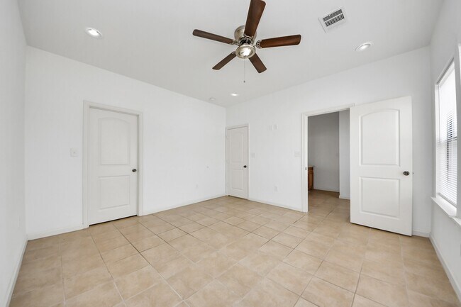 Photo - 1811 Weeping Oaks Unit B