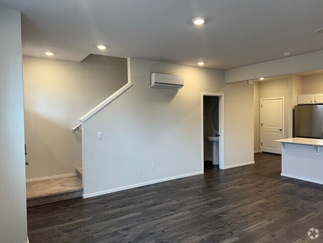 Building Photo - Goregous 2 Bedroom Townhome with 2 Car Gar...