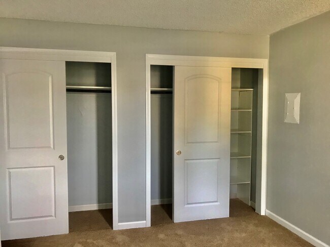 Photo - Colonial Way Apartments