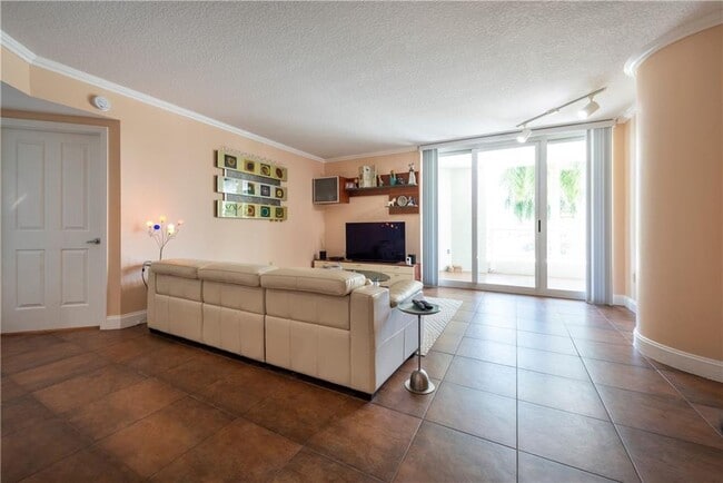 Building Photo - 401 SW 4th Ave Unit 203 Rental