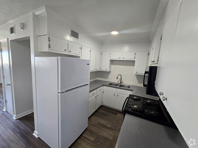 Building Photo - Newly Remodeled 2 Bed/1.5 Bath Apartment i... Unit Apt 7