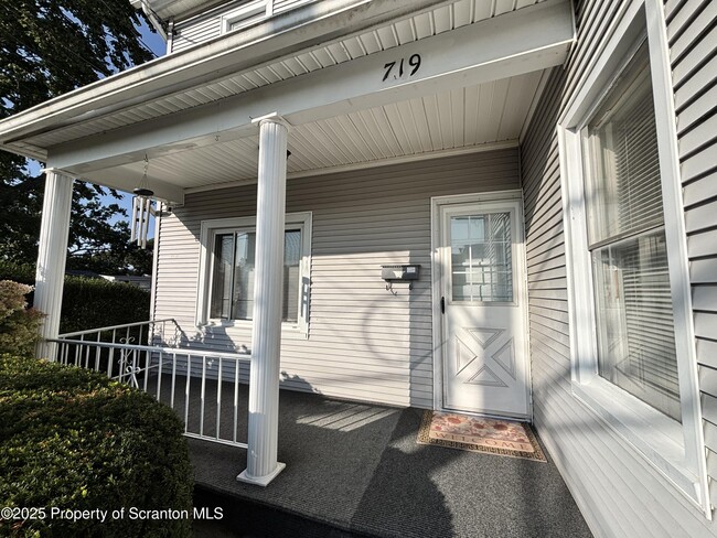 Photo - 719 Saginaw St