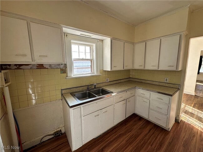 Photo - 160 Roslyn Dr