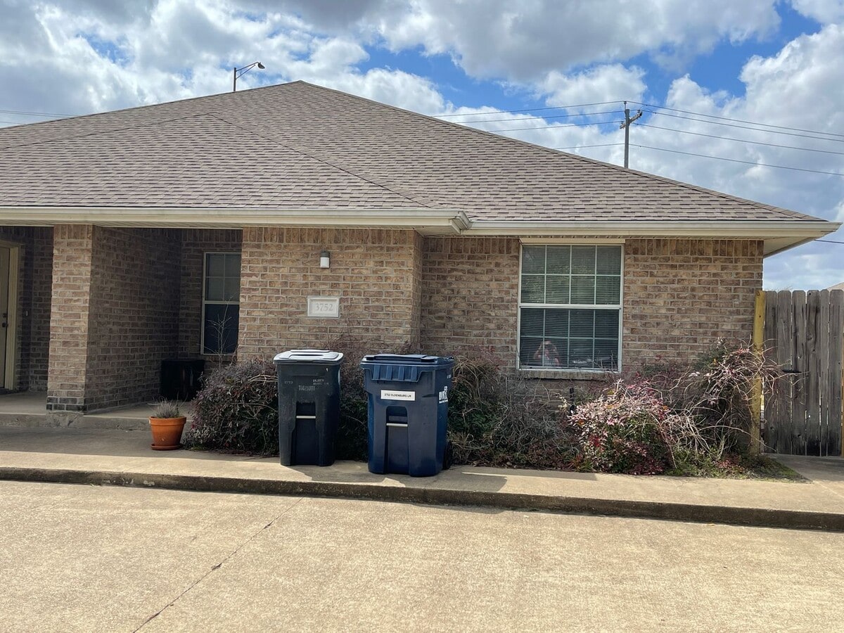 Photo - College Station - 3 Bedrooms / 3 bath Duplex on Oldenburg