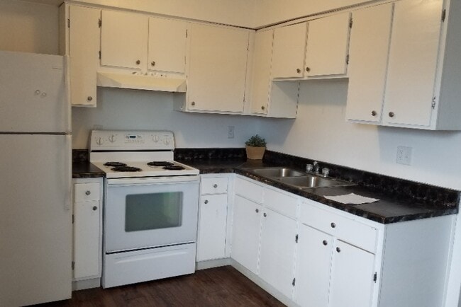 Kitchen with Fridge and Stove, Family room - 1227 Hilltop Dr Unit 3