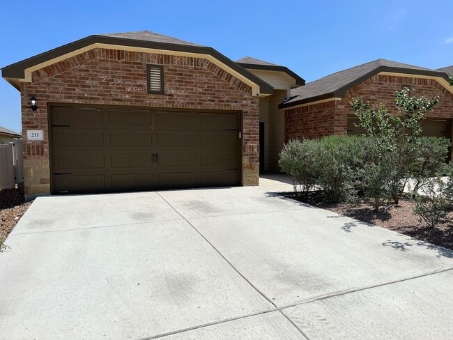 Building Photo - Beautiful Luxury Duplex in NBTX!